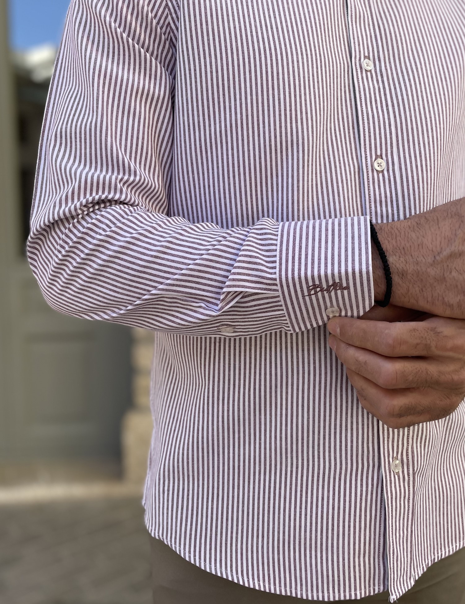 Ανδρικό πουκάμισο με γιακά λευκό με μπορντό ρίγα 2097 φωτογραφία